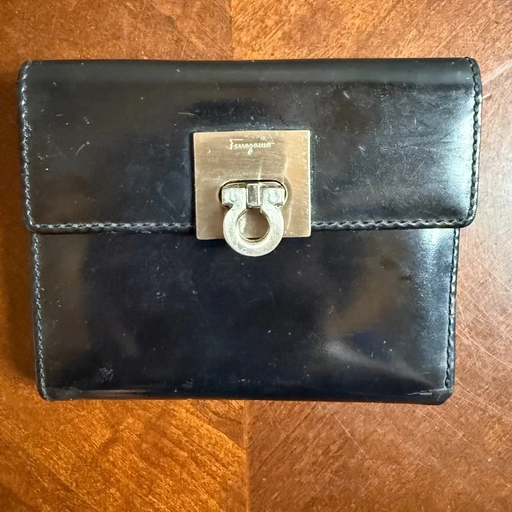 SALVATORE FERRAGAMO Vintage Black Leather Bifold Wallet Gancini Clasp AUTHENTIC‎